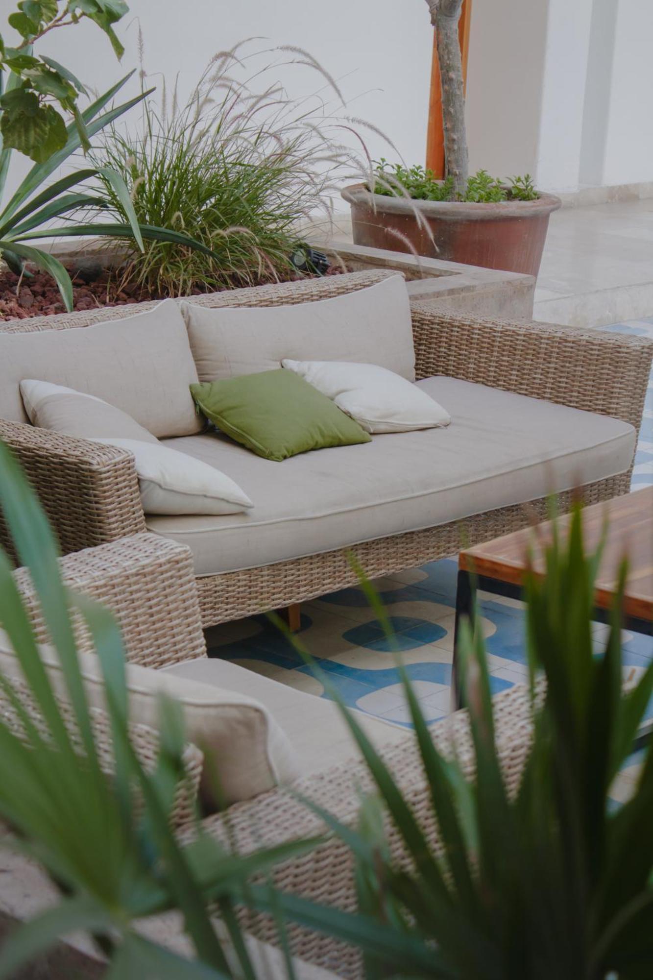 Hotel Catedral La Paz Dış mekan fotoğraf A rattan sofa
