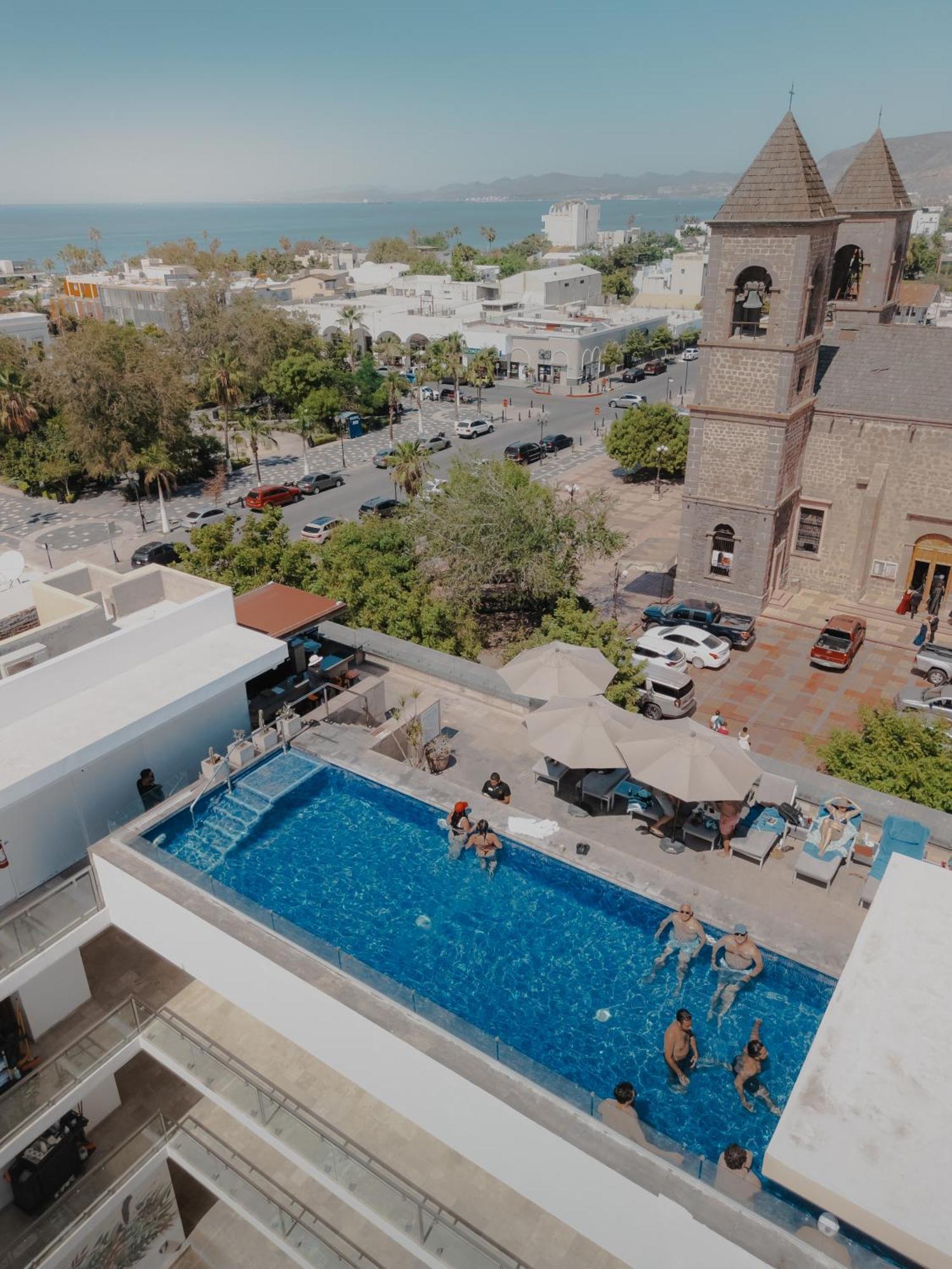 Hotel Catedral La Paz Dış mekan fotoğraf Aerial view of the rooftop pool at the Hotel Indigo, Perth