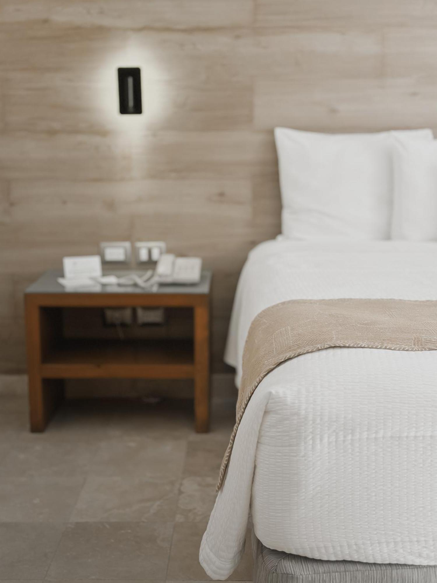 Hotel Catedral La Paz Dış mekan fotoğraf A bedside table