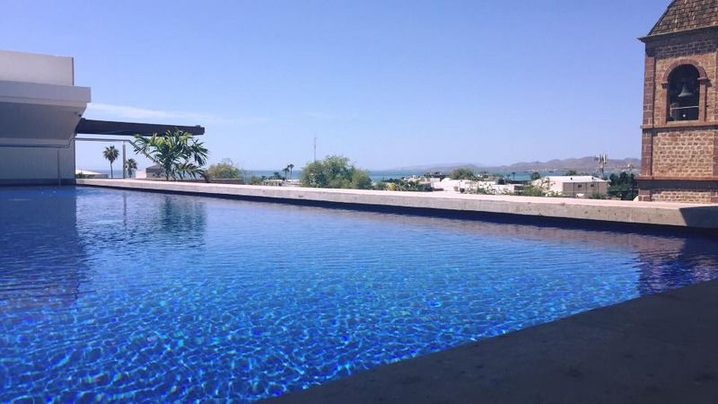Hotel Catedral La Paz Dış mekan fotoğraf Infinity pool at the hotel
